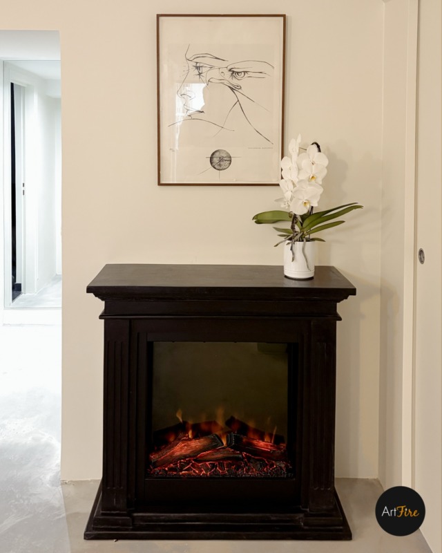 Cheminée décorative en pierre exposée au magasin Artfire