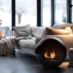 Vauni Globe avec pied bas installé dans un salon