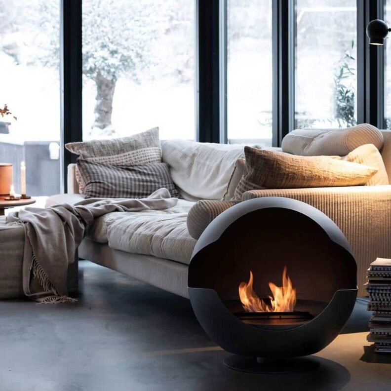 Vauni Globe avec pied bas installé dans un salon