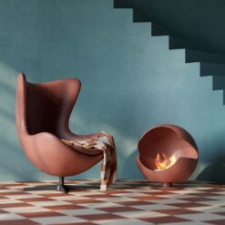 Cheminée bioéthanol Vauni Globe Sunset (Pied bas) posée dans un lobby