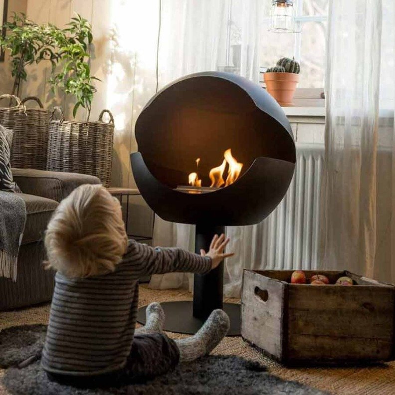 Cheminée au bioéthanol à poser au sol Globe de Vauni posée dans un salon
