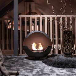 Cheminée au bioéthanol Vauni Globe installée dans un salon