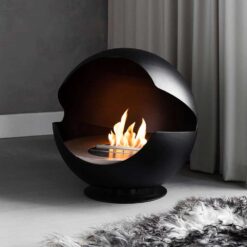 Cheminée bioéthanol Vauni Globe en noir posée dans une chambre