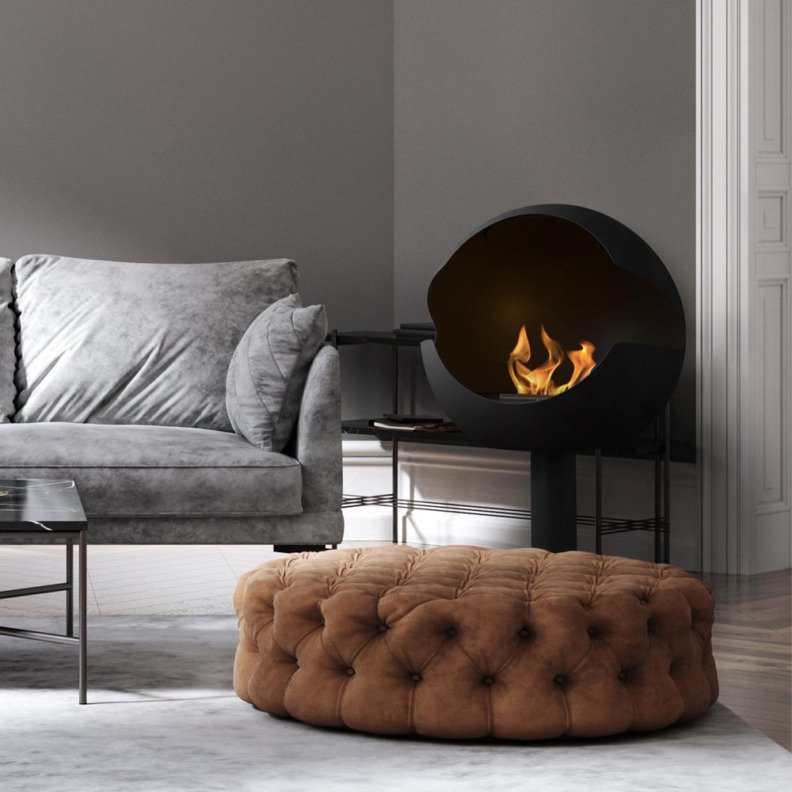 Vauni Globe en black avec pied haut posée dans une pièce de vie