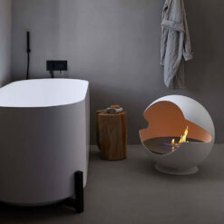 Cheminée bioéthanol Vauni Globe en blanc dans une ambiance claire