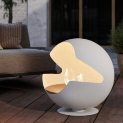 Cheminée bioéthanol Vauni Globe en fonctionnement dans une cjambre