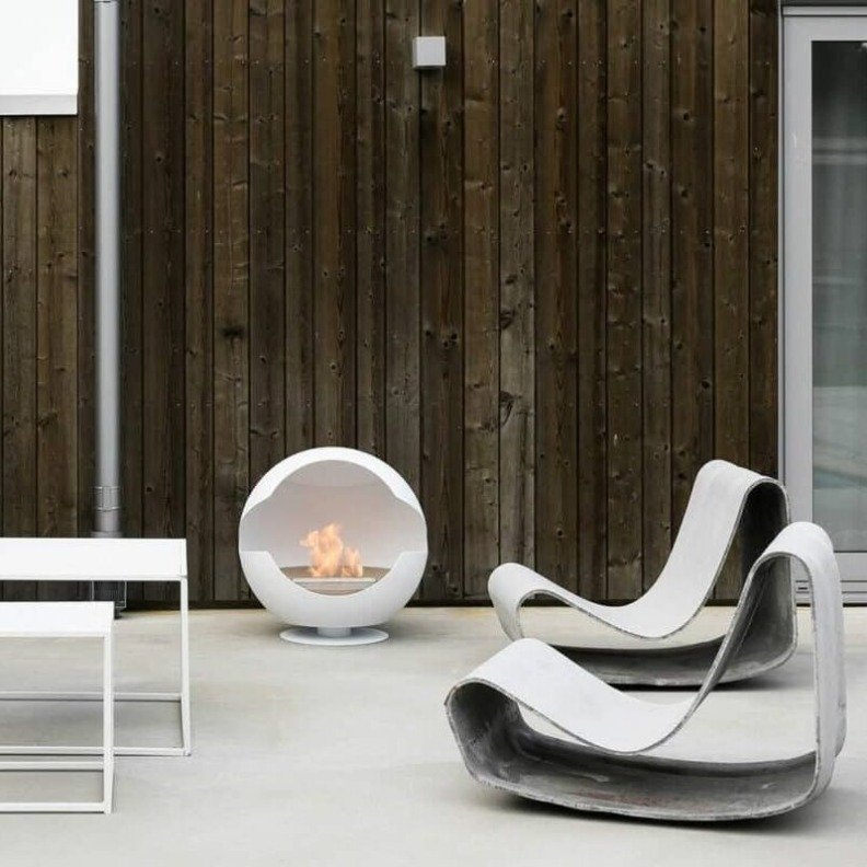 Cheminée bioéthanol Vauni Glove utilisée en extérieur