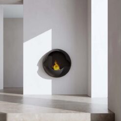 Cheminée bioéthanol murale Vauni Cupola décorant un mur dans une pièce de vie