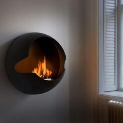 Cheminée bioéthanol murale Vauni Cupola décorant un mur dans une pièce de vie