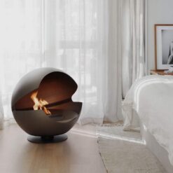 Cheminée bioéthanol Vauni Globe posée en bout de lit