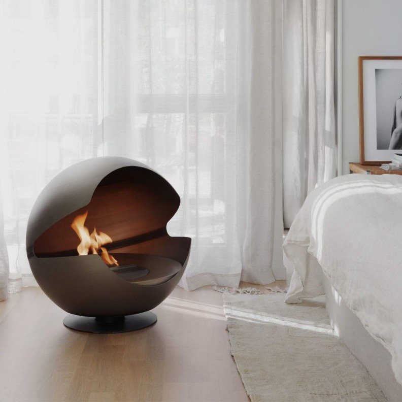 Cheminée bioéthanol Vauni Globe posée en bout de lit