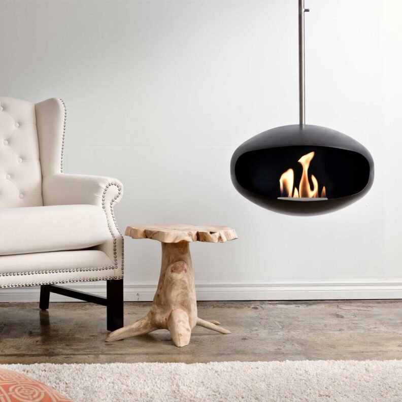 Cheminée Cocoon Fires Aeris : version noire avec suspension acier inoxydable