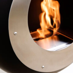Gros plan sur la cheminée bioéthanol murale Cocoon Fires Vellum en noir mat et sur sa flamme