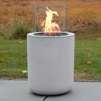 Cheminée bioéthanol Planika JAR sur une terrasse