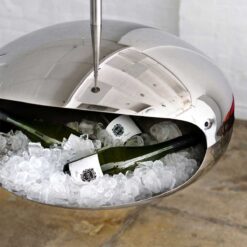 Utilisation originale de la cheminée bioéthanol suspendue Aeris de Cocoon Fires tout en inox