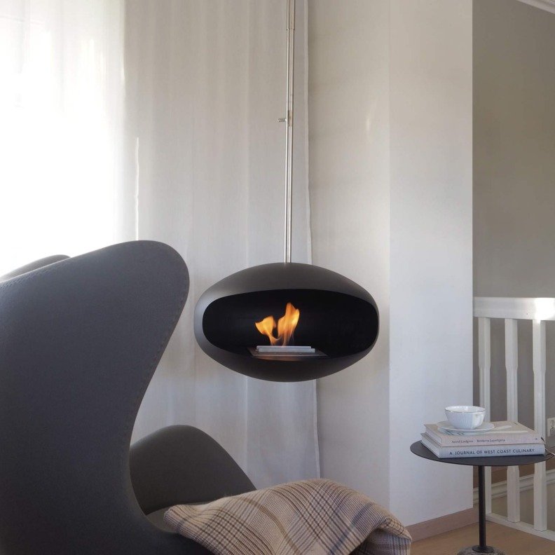 Cheminée bioéthanol suspendue Aeris de Cocoon Fires en noir mat avec suspension en inox