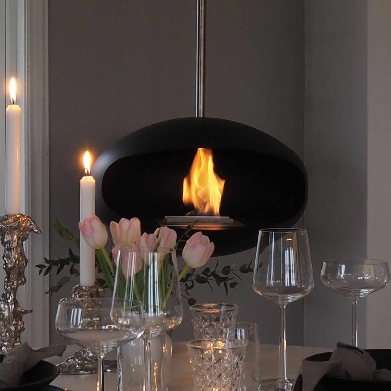 Cheminée bioéthanol suspendue Aeris de Cocoon Fires en noir mat avec suspension en inox