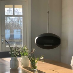 Cheminée bio éthanol suspendue Aeris en noir mat dans une salle à manger
