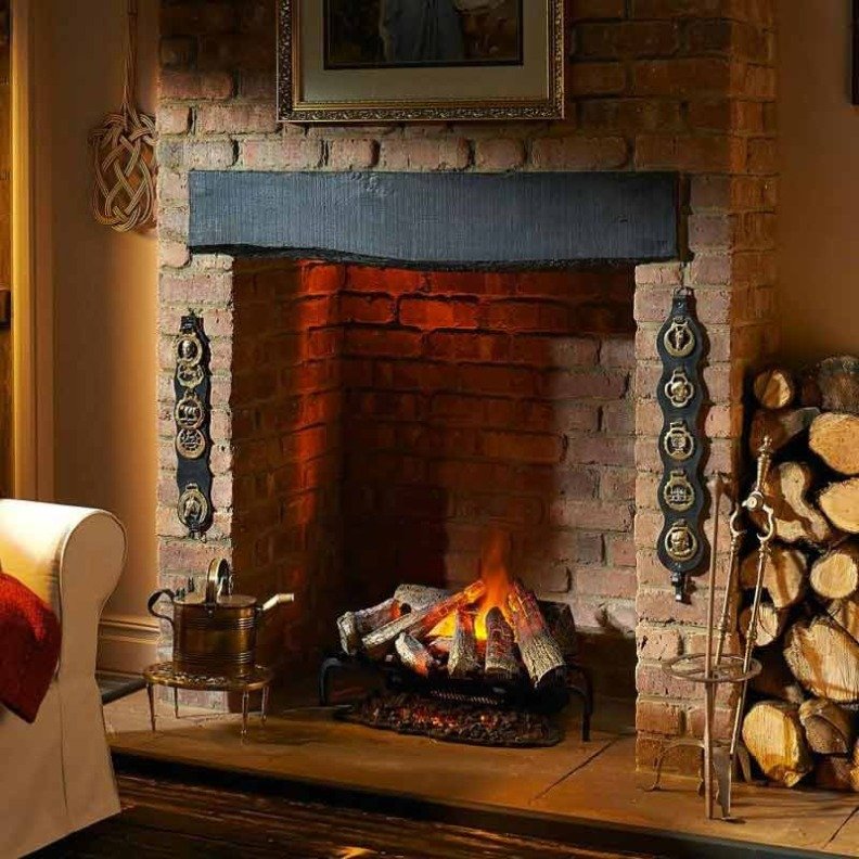 Insert de cheminée électrique Silverton installé dans une ancienne cheminée pour une ambiance chaleureuse