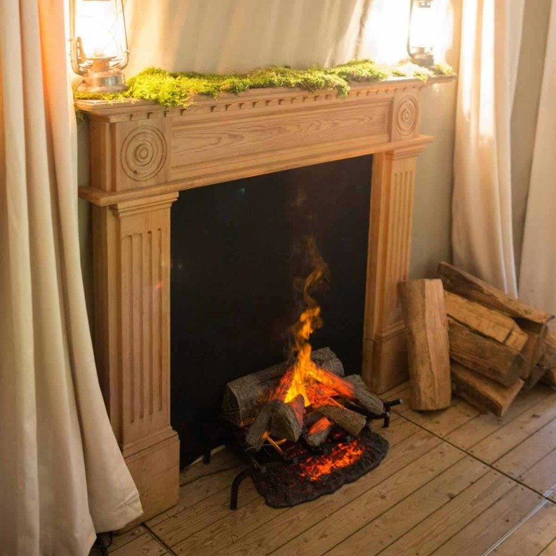 Insert de cheminée électrique Dimplex Silverton posée devant une cheminée sous une tente