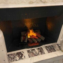 Dimplex Silverton posé dans une cheminée avec un effet de flammes réaliste