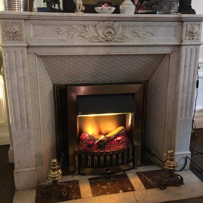 Exemple d'installation de la cheminée électrique encastrable Dimplex Danville dans une ancienne cheminée