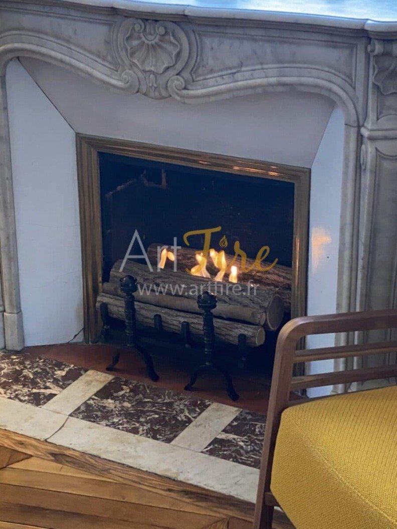 cheminée au bioéthanol Changy Colisée dans une ancienne cheminée