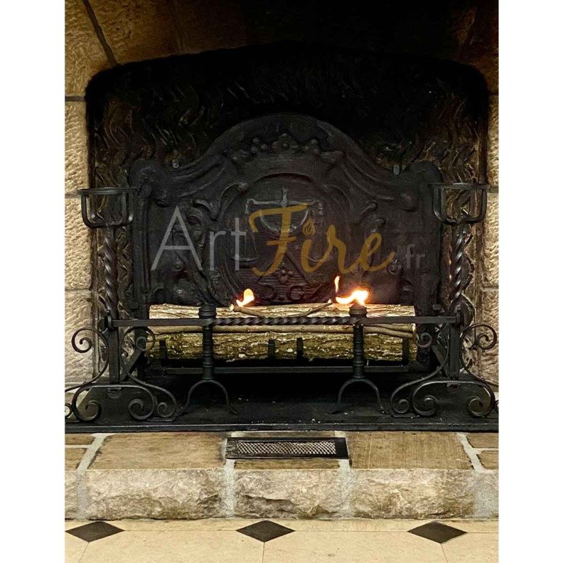 Colisée dans sa version 75 cm dans l'âtre d'une cheminée