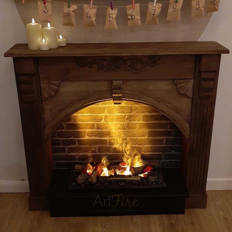 Dimplex Cassette 600 dans une cheminée décorée pour Noël