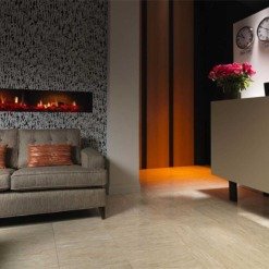 Lobby décoré avec la cheminée éclectrique Opti Virtual Double