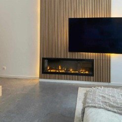 Dimplex Ignite XL encastrée sous une télévision