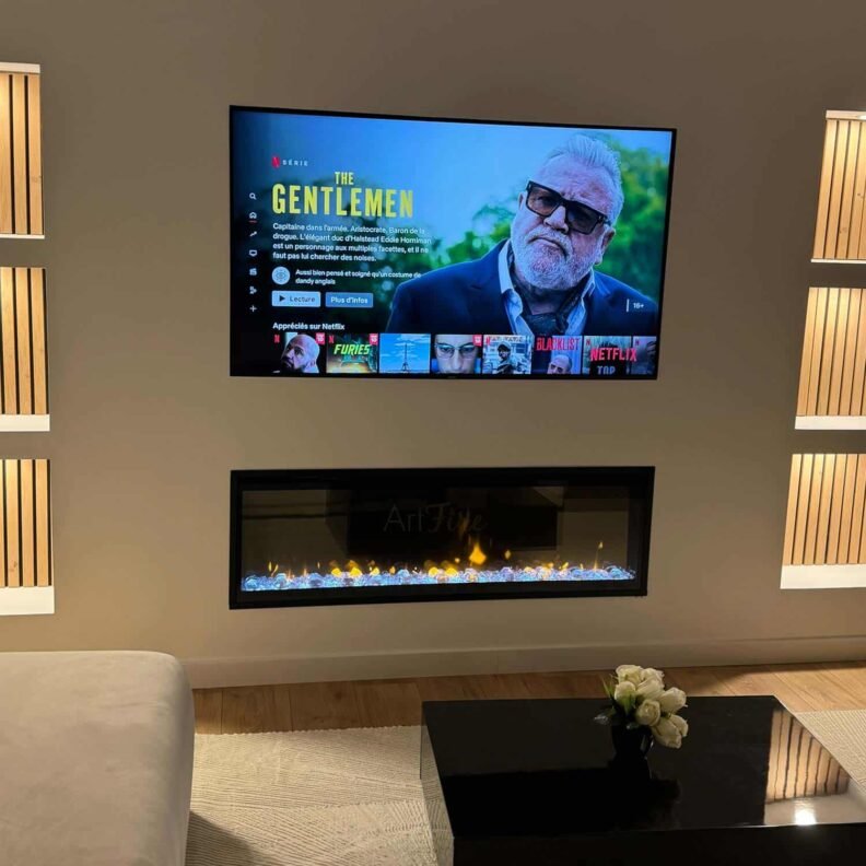 Dimplex Ignite XL 50 installée sous une télévision