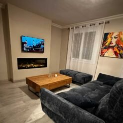 Dimplex Ignite XL installée sous une télévision