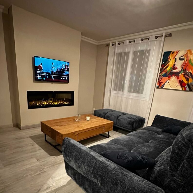 Dimplex Ignite XL installée sous une télévision