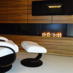 Planika Primefire 700 en situation, encastré dans une façade murale