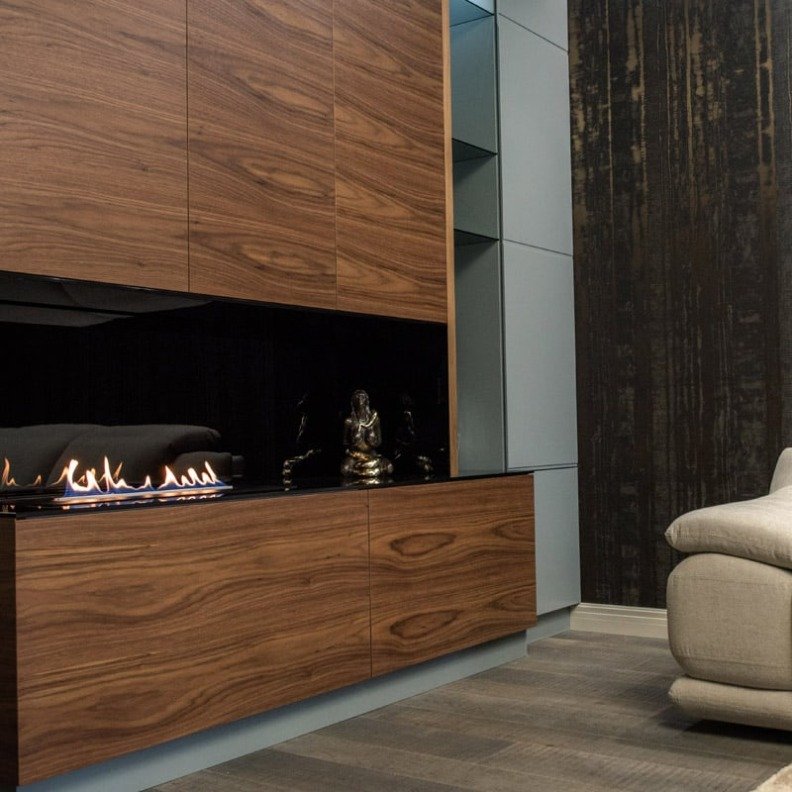 Planika Primefire 700 en situation, encastré dans une façade murale