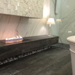 Planika Primefire 700 en situation, encastré sur un support