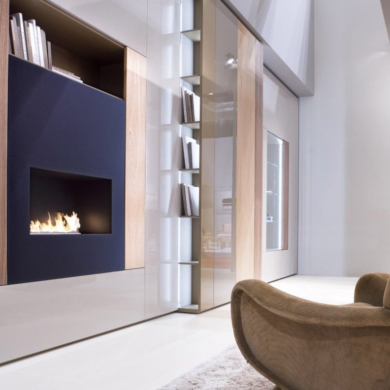 Planika Primefire 700 en situation, encastré dans une façade murale