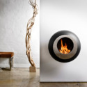 Cheminée bioéthanol murale Cocoon Fires Vellum en noir mat installée sur un mur blanc