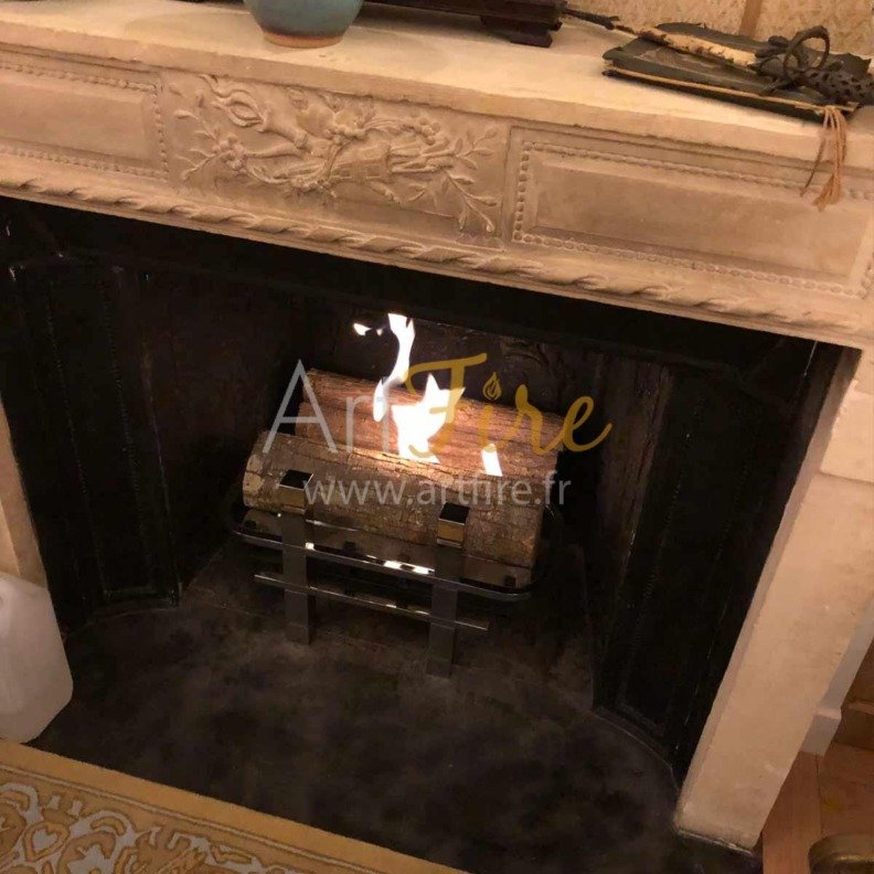 Chenets Art Deco des cheminées de Changy posés dans l'âtre d'une cheminée