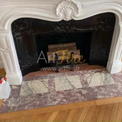 Chenets Art Deco des cheminées de Changy posés dans l'âtre d'une cheminée