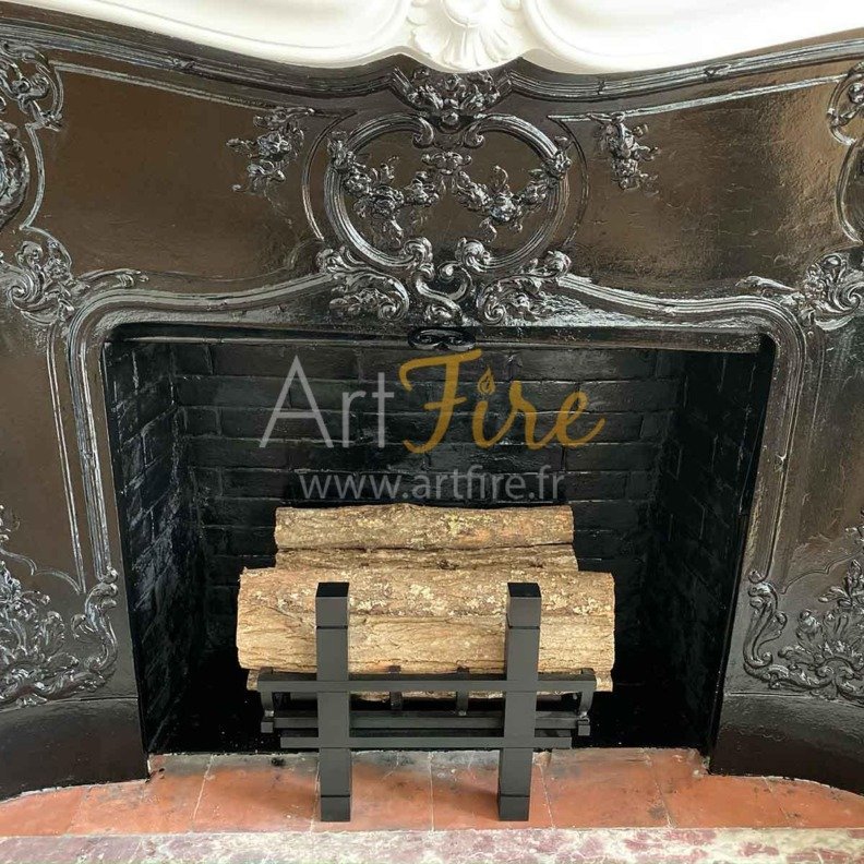 Chenets Art Deco des cheminées de Changy posés dans l'âtre d'une cheminée