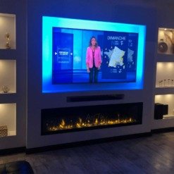 Cheminée électrique encastrable Dimplex IGNITE XL sous une télévision