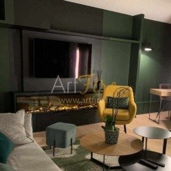 Idée décoration avec la cheminée électrique encastrable Ignite XL installée sous une télé