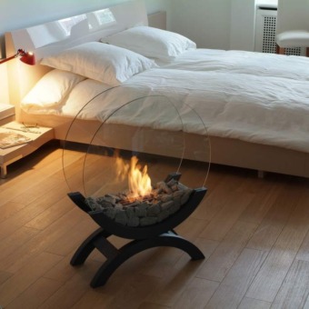 Cheminée bioéthanol à poser au sol Alfra EVA-4 directement installée dans une chambre à coucher