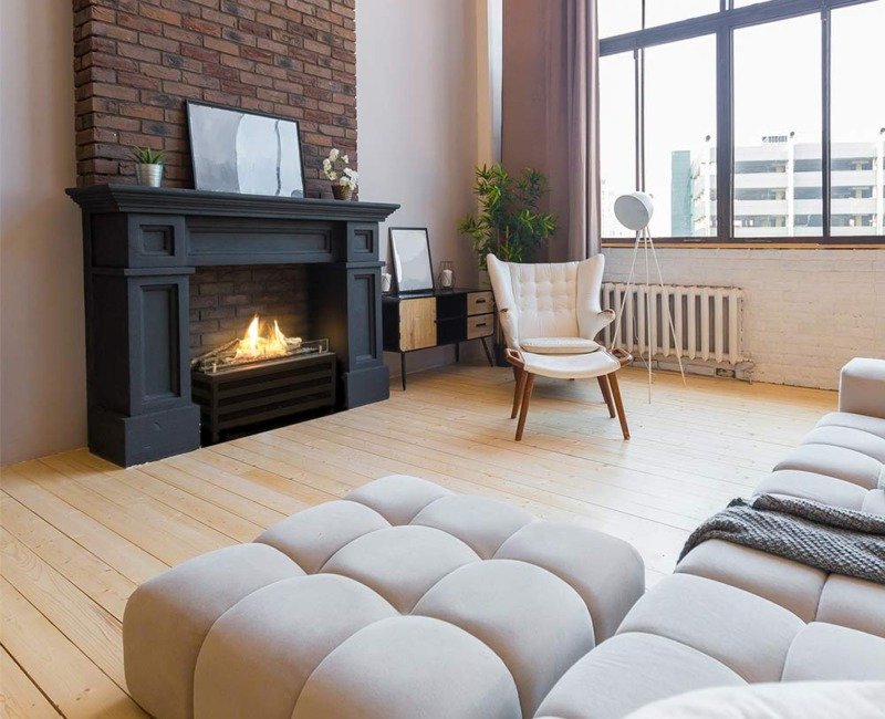 Insert au bio éthanol Basket de Planika dans une cheminée décorative dans un salon