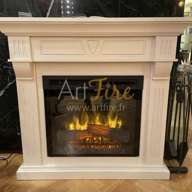 Vue sur l'effet de flamme de la cheminée électrique Beethoven installée dans un salon