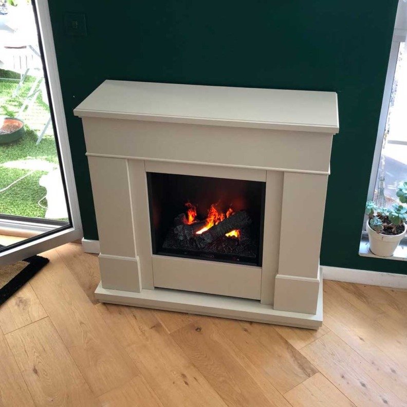 Cheminée électrique blanche Dimplex Moorefield contre un mur