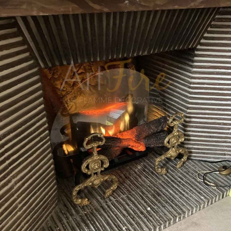 Cheminée électrique Dimplex Revillusion 20 dans l'âtre d'une cheminée