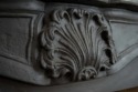 Zoom sur les moulures de la cheminée décorative Louis